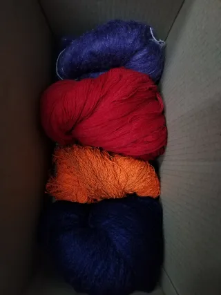 Lote de 3,5 kg de hilo para tejer con manchitas.