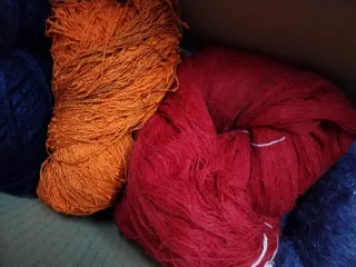 Lote de 3,5 kg de hilo para tejer con manchitas.