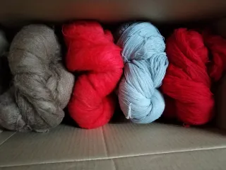 Lote de 3,5 kg de hilo para tejer con manchitas.