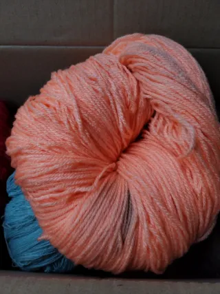 Lote de 3,5 kg de hilo para tejer con manchitas.