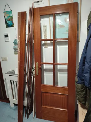 Puerta interior abatible acristalada con marcos