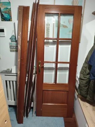 Puerta interior abatible acristalada con marcos