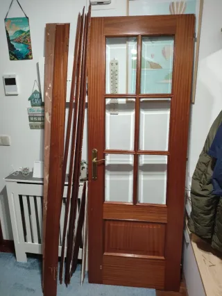 Puerta interior abatible acristalada con marcos