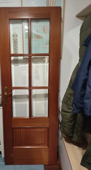 Puerta interior abatible acristalada con marcos