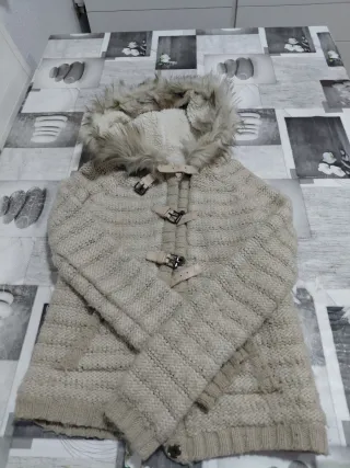 Chaqueta de punto beige con capucha