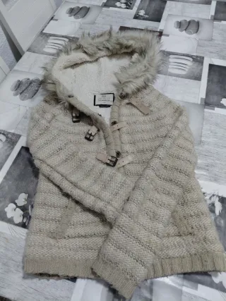 Chaqueta de punto beige con capucha