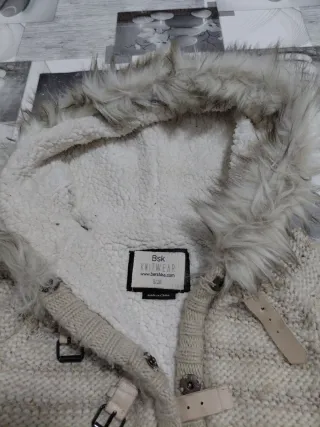 Chaqueta de punto beige con capucha