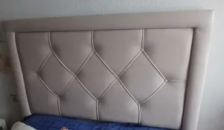 Cabecero aterciopelado color piedra