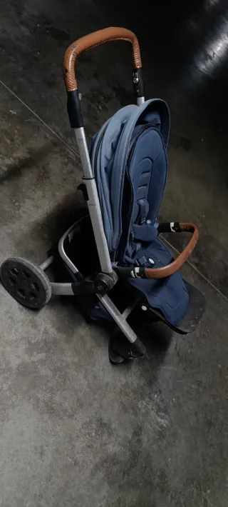 Silla de paseo azul marino, marca Joolz.