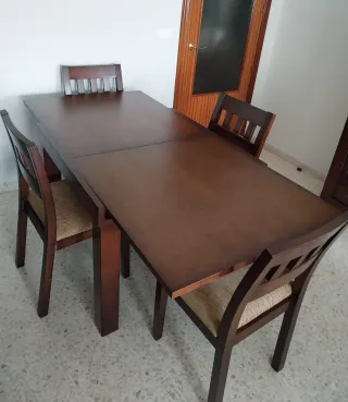 Mesa y 4 sillas nogal