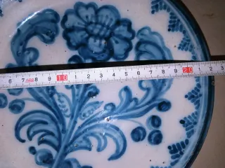 Plato antiguo decorado azul y blanco