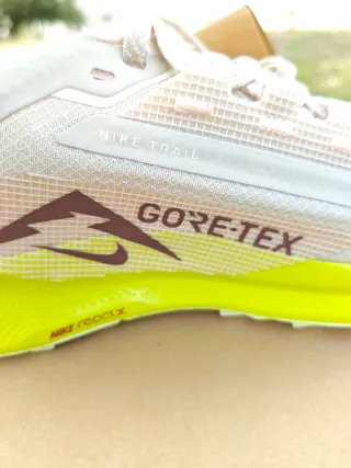 Nike Pegasus Trail 5 GTX amarillo/rosa