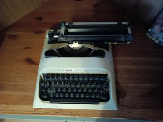 Máquina de escribir Olivetti Lettera 10