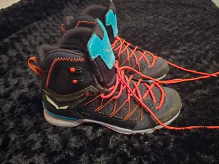 Botas Salewa Negras y Turquesa