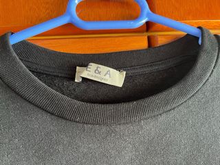 Jersey E&A Negro con #HELLO Rojo Talla M