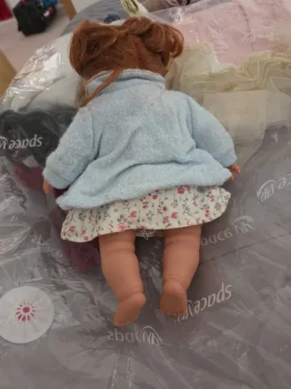 Muñeca con vestido floral y rebeca