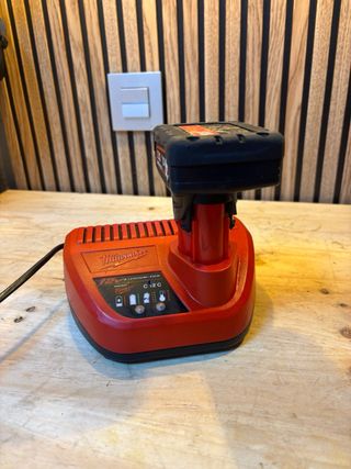 Cargador y Batería Milwaukee M12 4Ah