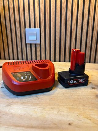 Cargador y Batería Milwaukee M12 4Ah