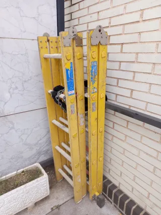 Escalera de mano amarilla con cadena