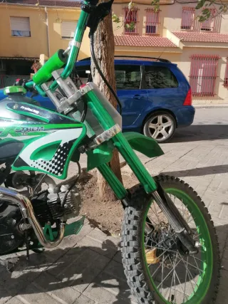 Moto de cross verde