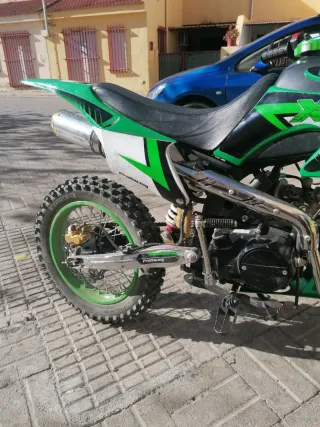Moto de cross verde