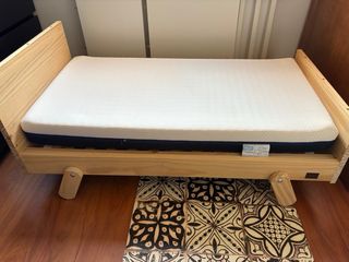 Cuna Montessori y colchón convertible a cama