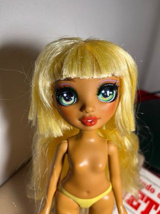 Rainbow High Sunny Swim & Style Bambola