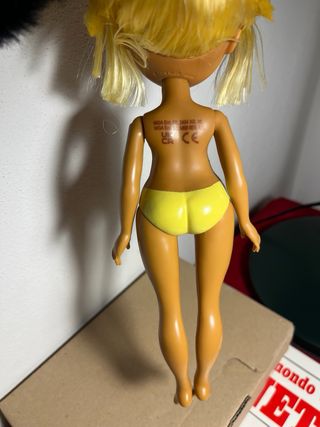 Rainbow High Sunny Swim & Style Bambola