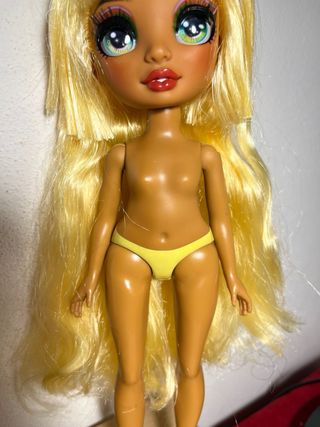 Rainbow High Sunny Swim & Style Bambola