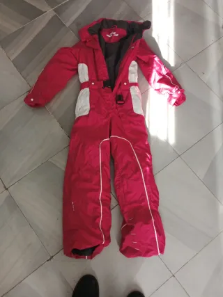 Mono de esquí niña rojo y blanco.por chica