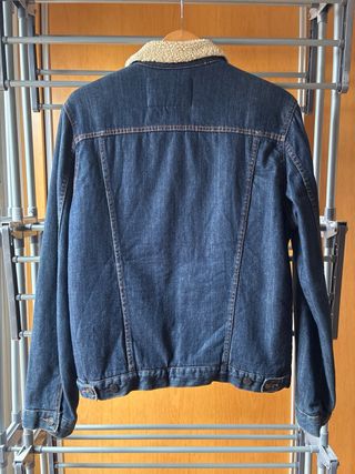 Cazadora vaquera Zara con forro de borreguito.