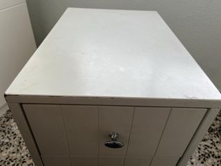 Cajonera de madera blanca