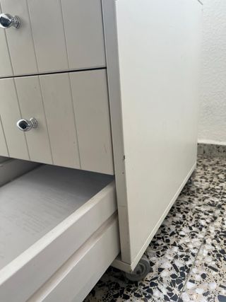 Cajonera de madera blanca