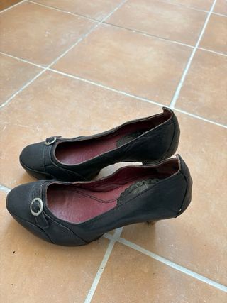 Zapatos de tacón negros con hebilla