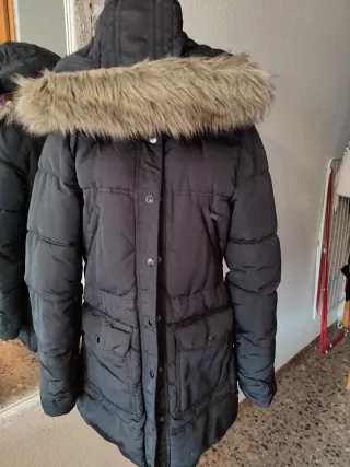 Plumífero Bershka negro con capucha