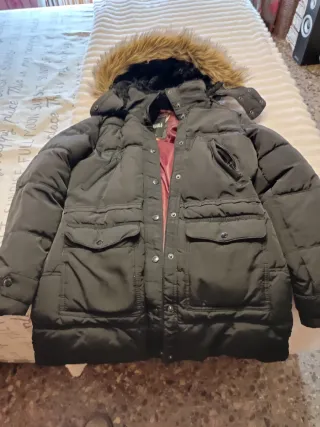 Plumífero Bershka negro con capucha