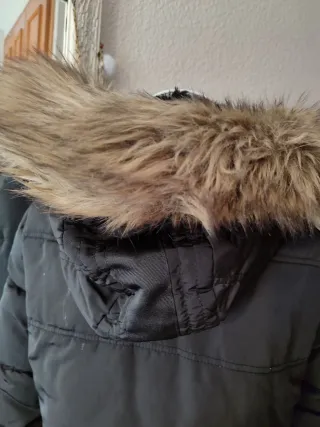 Plumífero Bershka negro con capucha