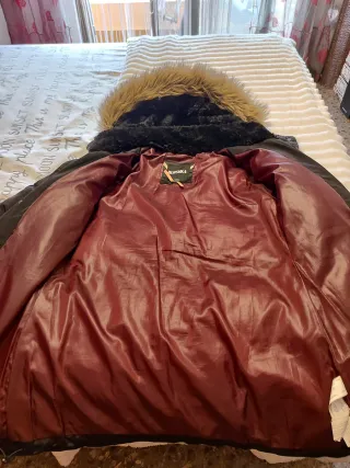 Plumífero Bershka negro con capucha