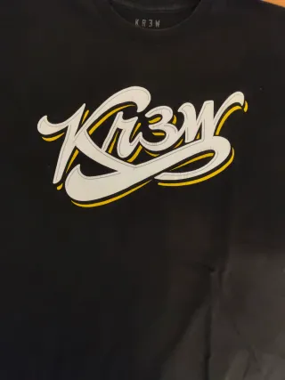 Camiseta Krew Negra con Logo Multicolor