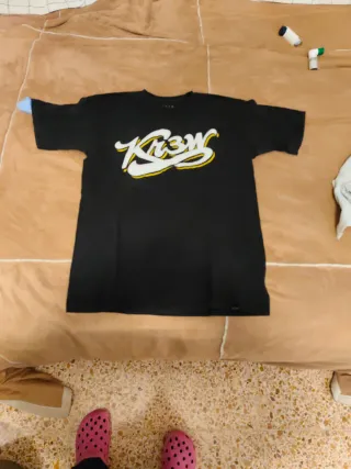 Camiseta Krew Negra con Logo Multicolor