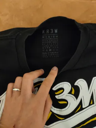 Camiseta Krew Negra con Logo Multicolor