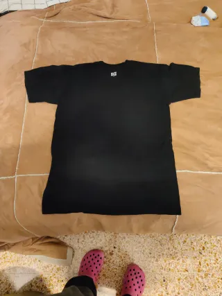 Camiseta Krew Negra con Logo Multicolor