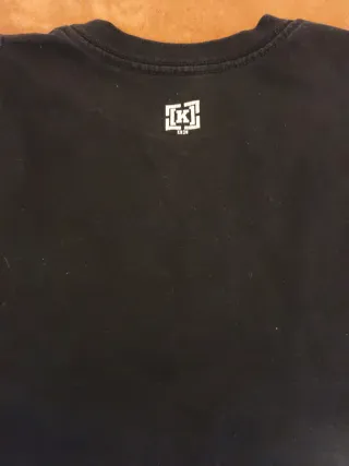 Camiseta Krew Negra con Logo Multicolor