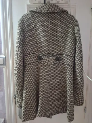 Abrigo estampado beige y marrón.