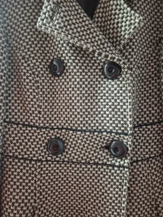 Abrigo estampado beige y marrón.