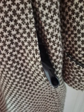 Abrigo estampado beige y marrón.