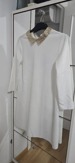 Vestido blanco con cuello dorado,todos por 30 euro
