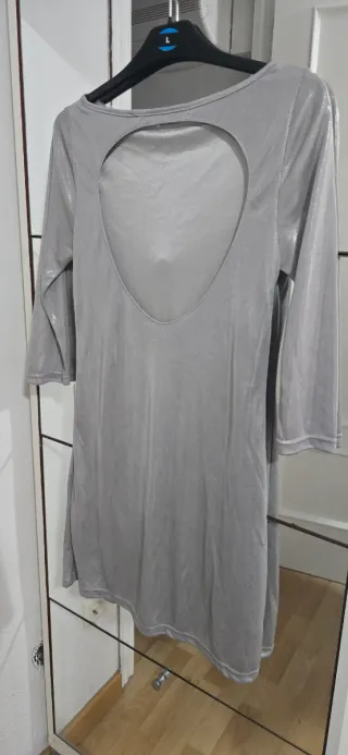 Vestido blanco con cuello dorado,todos por 30 euro