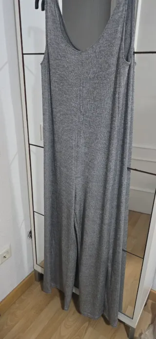 Vestido blanco con cuello dorado,todos por 30 euro