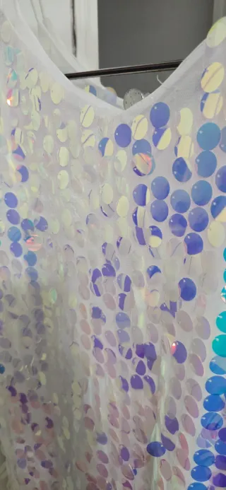 Vestido blanco con cuello dorado,todos por 30 euro